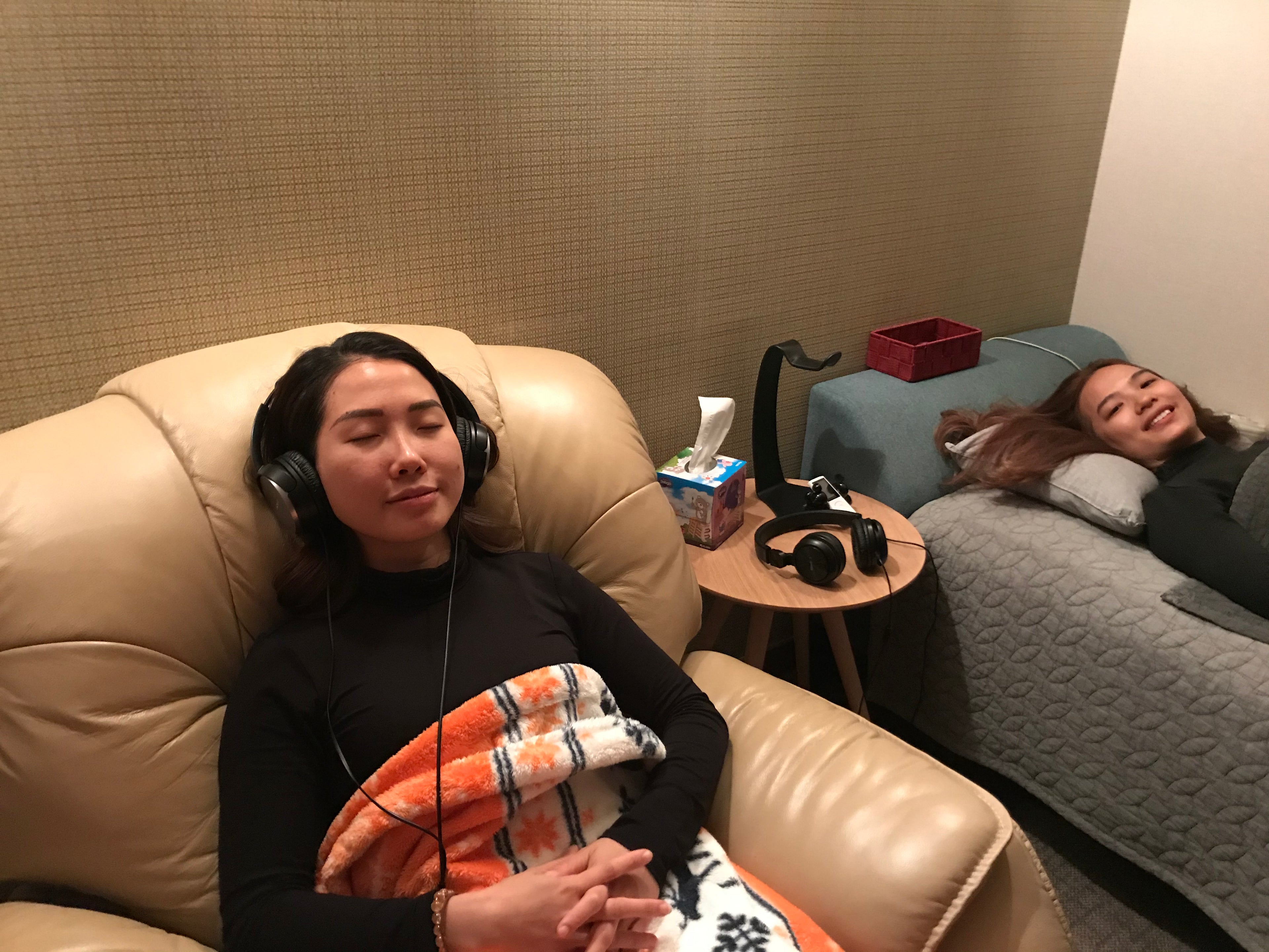 Story of how glamjet.com.au, medical tourism booking platform started. Photo of Sarah Hien Tran, Ceo of glamjet.com.au. She is in a room with her cousin preparing to go for laser eye surgery in Seoul, South korea 